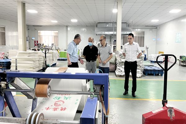 集團領(lǐng)導(dǎo)到中小擔保南寧營業(yè)部客戶企業(yè)調(diào)研